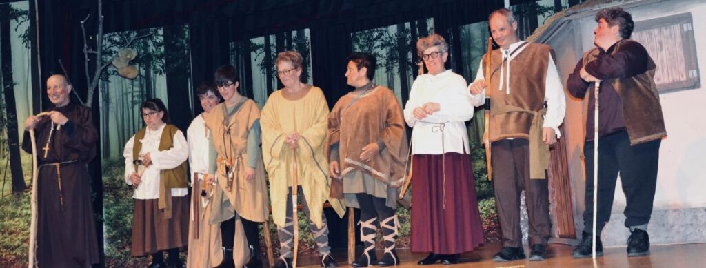 La compagnia teatrale si presenta La compagnia teatrale si presenta